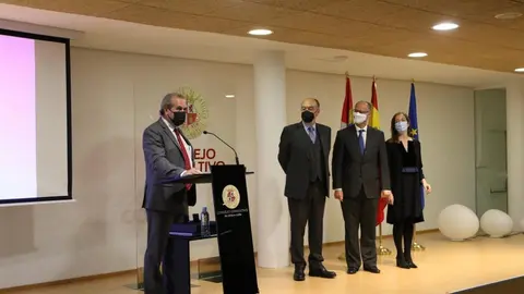 Entrega distinciones funcionaros del Consejo Consultivo