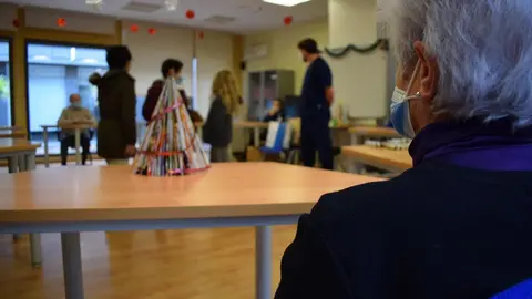 Entrega de adornos de los alumnos de La Hispanidad a Alzheimer Zamora