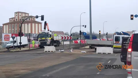 Retirada de las protecciones "new jersey"en la Avenida Cardenal Cisneros de Zamora.