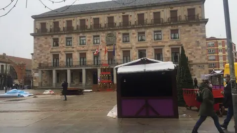 Plaza de la Constitución. Desmontaje del mercadillo navideño