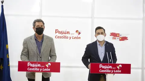 El coordinador del área de Sanidad del GPS, Diego Moreno  y el secretario de Sanidad del PSOECyL, Manuel Escarda