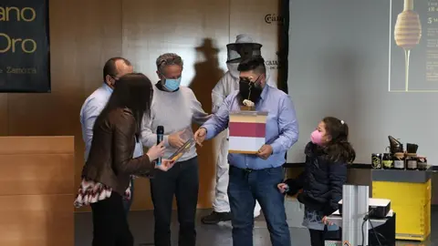 La miel Prado Concejo de Christian Mannu obtiene el Zángano de Oro 2021. | FOTO: Marcos Vicente