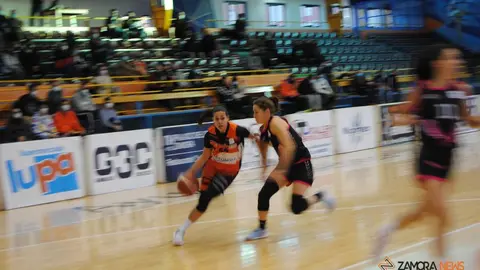 Isa Latorre entra a canasta en el partido entre CD Zamarat y Manuela Raca. | FOTO: Héctor Barrueco