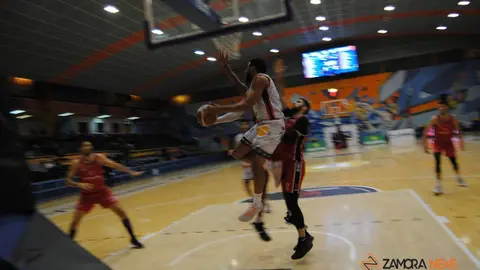 Jeff Solarín entra a canasta en el partido entre el CB Zamora y CB Navarra. | FOTO: Héctor Barrueco
