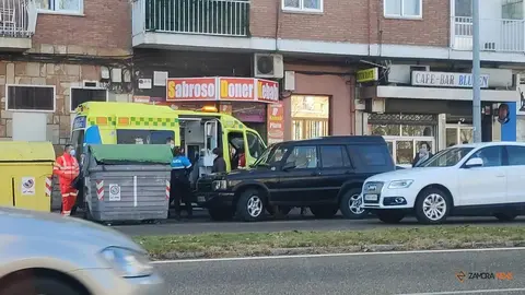 La ambulancia atiende a una mujer mareada en plena calle