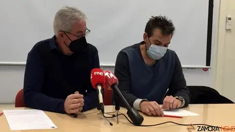 Jerónimo Cantuche, de UGT y Juan Antonio Borrego, cabo del Consorcio de Bomberos