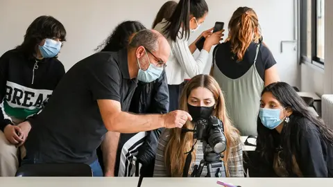 Profesor en una clase de Formación Profesional. Foto de archivo