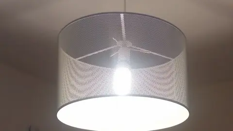 Una lámpara encendida
