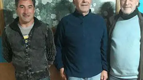 Los ediles del PSOE de Mahíde Ángel Carballés, Julio Mata y Raúl Galván