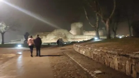 Una pareja paseando por el entorno del castillo de Zamora