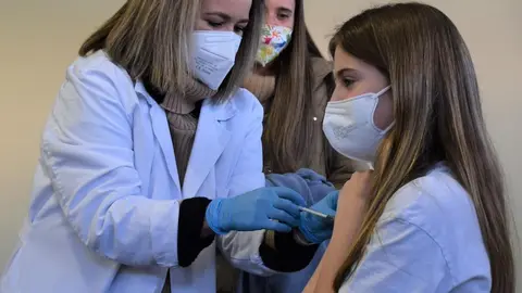 Foto de archivo menor recibiendo la vacuna pediátrica. Fuente: Ministerio de Sanidad