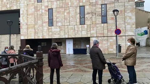 Un grupo de personas en la Plaza Viriato