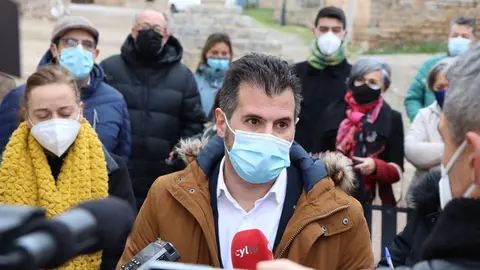 Luis Tudanca durante su visita Barrio de Muñò Burgos