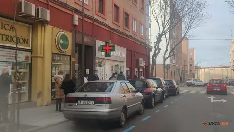 Colas en una farmacia de la capital zamorana