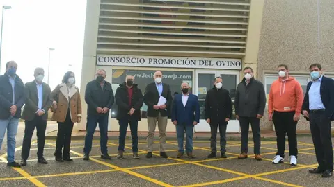 Foto de familia de Carnero durante su visita al Centro de Ovino de Villalpando