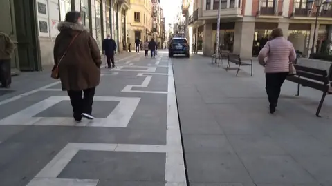 Viandantes por la calle Santa Clara