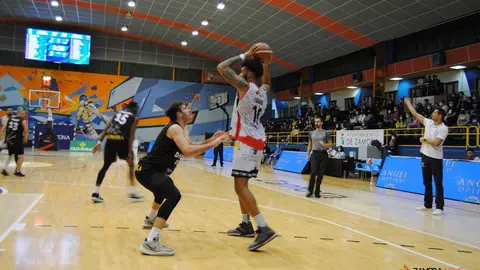 Tamba disputa la pelota en el partido entre el CB Zamora y Círculo Gijón. | FOTO: Héctor Barrueco
