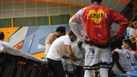 Tiempo muerto de Saulo Hernández, entrenador del CB Zamora ante Círculo Gijón. | FOTO: Héctor Barrueco