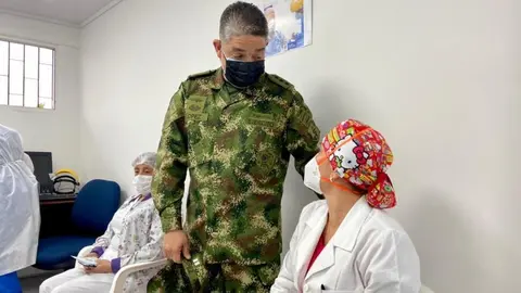 Foto archivo vacunación militares