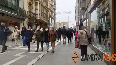 Viandantes por la calle Santa Clara