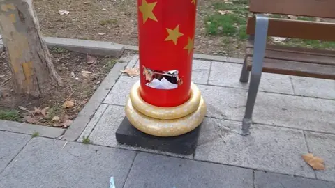 Estado de uno de los buzones reales en Reyes Católicos. Fotografía: Facebook CGB