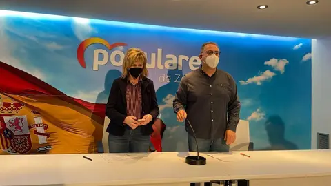 Elvira Velasco y Jes&uacute;s Mar&iacute;a Prada, en la sede provincial del PP de Zamora.