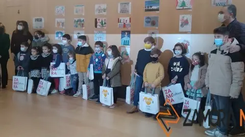 Foto de familia de los pequeños concursantes con el diputado de Cultura