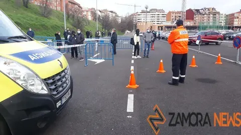Colas en la Ciudad Deportiva para hacerse los test de antígenos. Foto de archivo