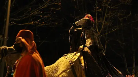 El Rey Gaspar saluda a los niños a su paso por Zamora. | FOTO: Marcos Vicente