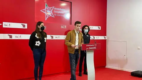 Emilio Ferrero, acompañado de representantes socialistas del Consejo Local de la Juventud.