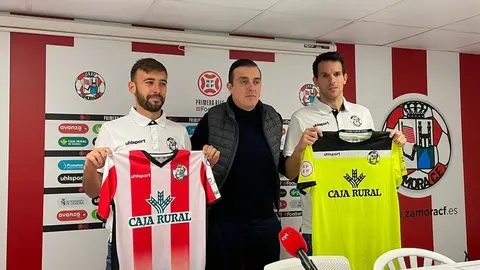Jordan Sánchez (izquierda), Cesar Villafañe (centro) y Pau Torres (derecha) en la presentación de jugadores del Zamora CF.