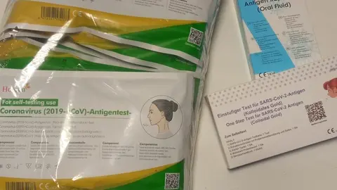 Diferentes test de antígenos disponibles en una farmacia de Zamora