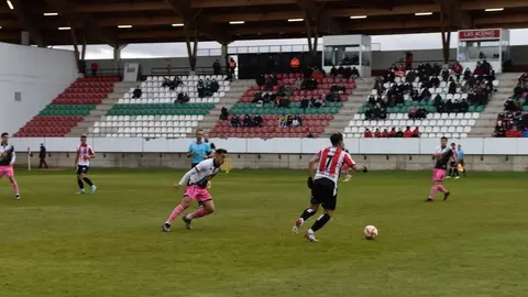 Dani Hernández controla el balón ante Unionistas.