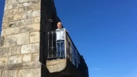 Avelino Puente en el campanario civil del pueblo viejo de Ribadelago. Fotografía: Sanabria Plural y Sostenible