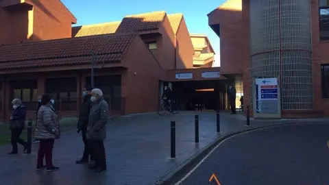 Ciudadanos a las puertas de un centro de salud