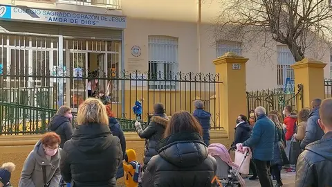 Padres y madres a la salida del colegio
