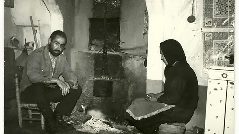 El poeta Justo Alejo junto a su madre en la cocina familiar en Formariz de Sayago. Fotografía: ARCHIVO FAMILIAR DE LA FAMILIA ALEJO