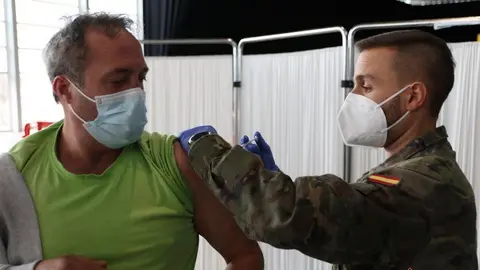 Militares de refuerzo en la campaña de vacunación de la tercera dosis