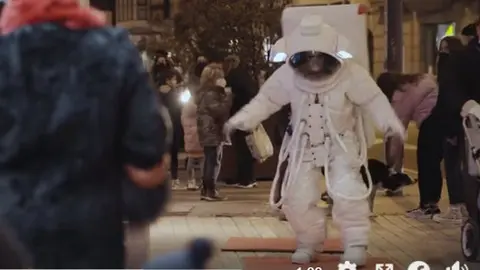 El astronauta por una calle de Zamora