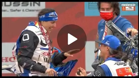 Pedida de mano a Sara García en el Dakar 2022.