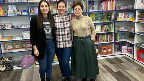 Pilar Manteca y sus hijas, Laura y Marta en la nueva ubicación de la librería en Morales del Vino