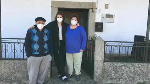 Paola, su hija Luzma y su marido Jorge en su casa en Argañín