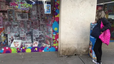 Una zamorana observando un escaparate de juguetes