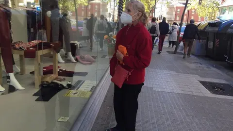 Una mujer observando un escaparate en la Avenida Tres Cruces