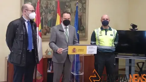 El subdelegado del Gobierno con el jefe Provincial de Tráfico y el capitán de la Guardia Civil