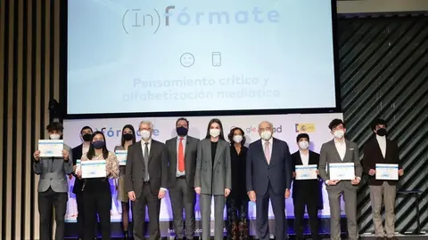 Foto de familia de los premiados con la Reina. Imágenes cedidas por la Casa de S.M. el Rey”