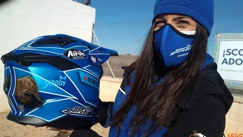 Sara García muestra su casco