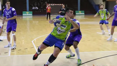 Magariño se dispone a disparar ante BM Guadalajara. | FOTO: Marcos Vicente