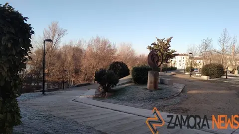 El paseo del río en Pinilla con helada. Imagen de archivo