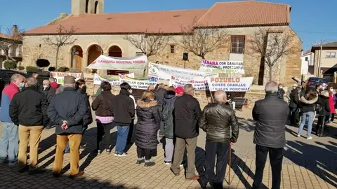 Concentración contra las macrogranjas en Tábara